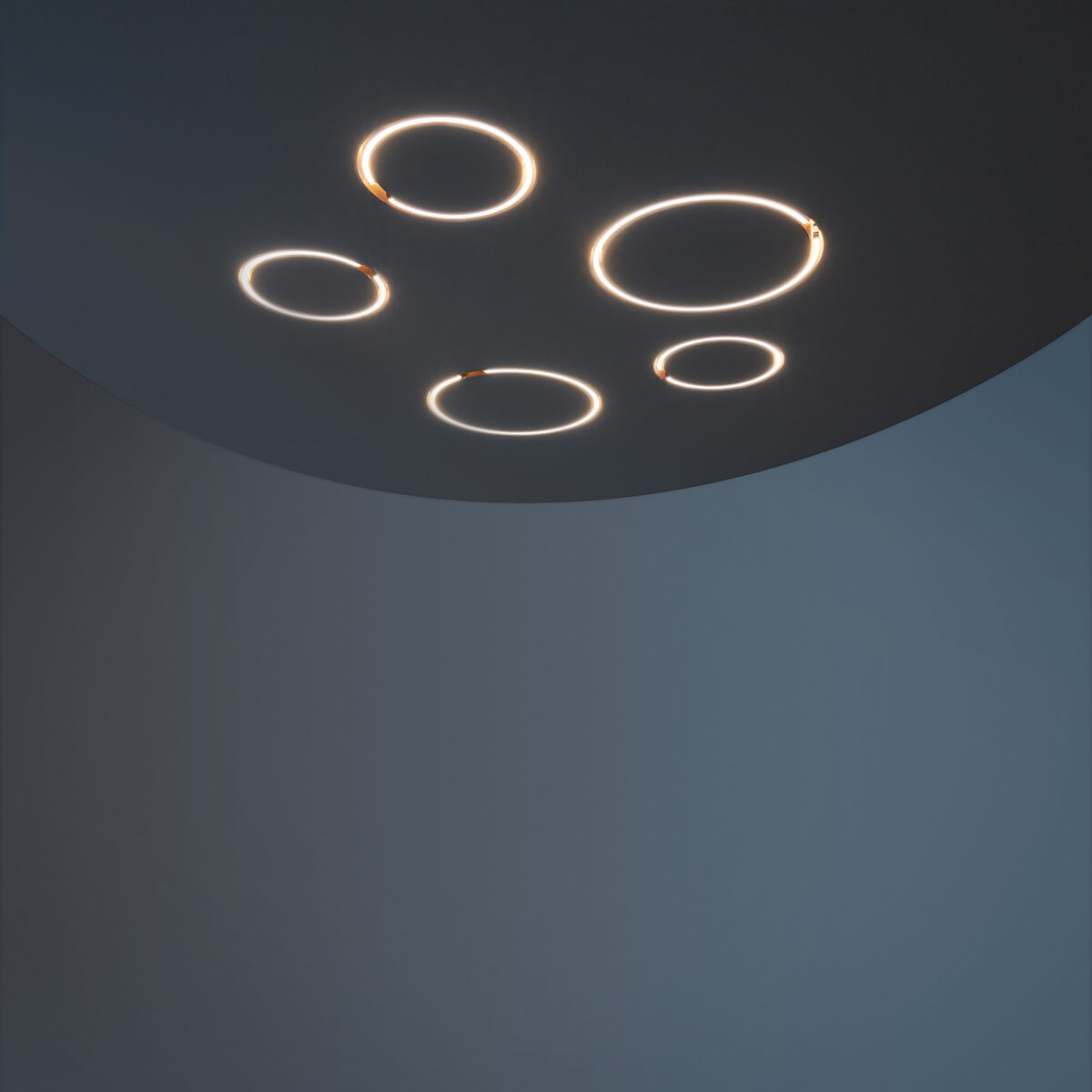 Occhio Mito cosmo 40 move "air" wide Pendelleuchte und Mito cosmo 60 move "air" wide Pendelleuchte, Integration in die Decke (Glowlight)