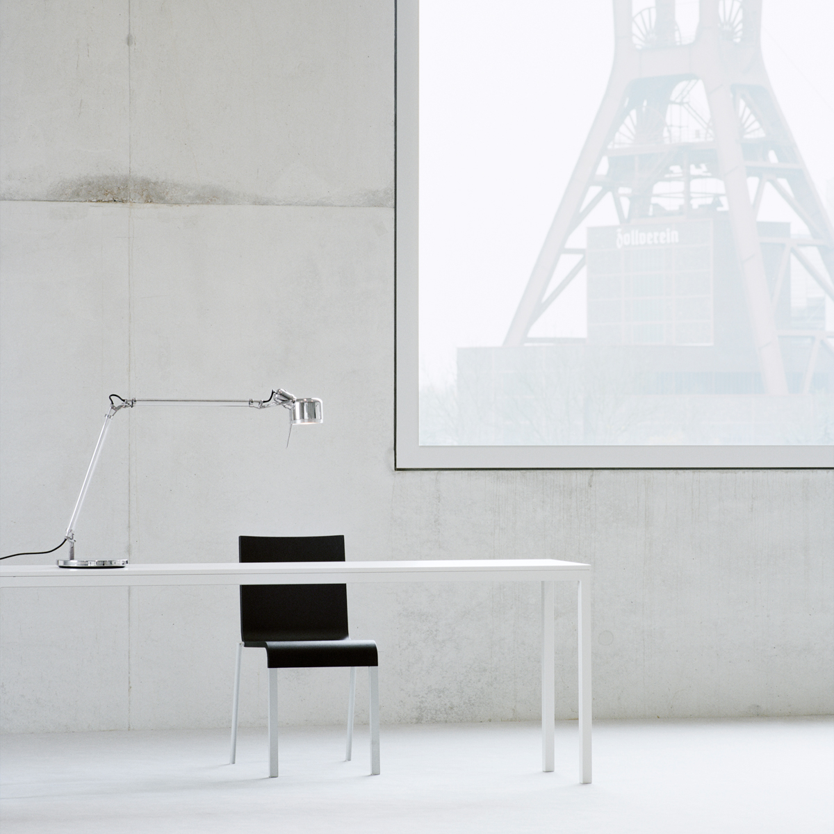 Serien.lighting Job Table LED Tischleuchte, Edelstahl poliert, mit Sockel
