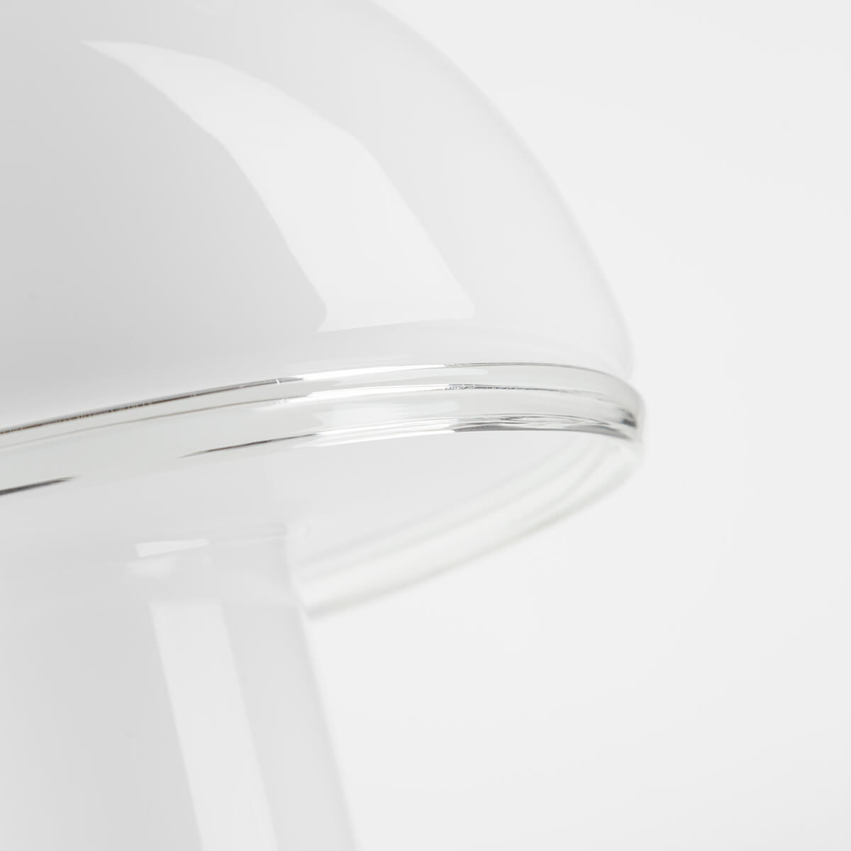 Artemide Onfale Tavolo, medio, weiß, Kristallglasrand (©Leuchtenland.com)