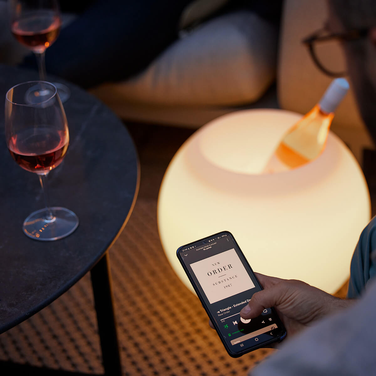 Kooduu Sphere LED Akkuleuchte, Bluetooth Lautsprecher & Weinkühler, Messing, Streamen von Musik via Bluetooth