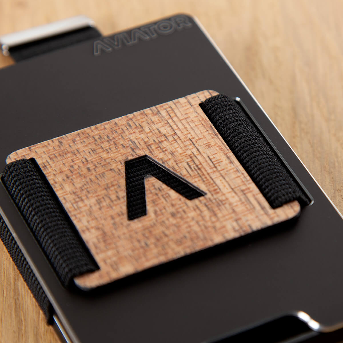 Aviator Wallet Aluminium Obsidian Black Slide Slim Wallet Geldbörse, inkl. Wood x Carbon Fiber Cash Clip, mattschwarz eloxiert (©Leuchtenland.com)