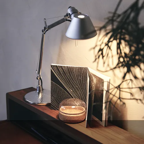 Moderne Artemide Schreibtischleuchte aus Aluminium auf einem Holzschreibtisch im Arbeitszimmer