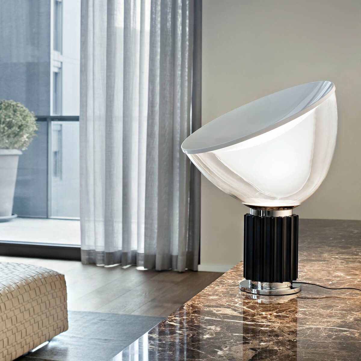 189-flos-taccia-small-led-tischleuchte-f6604030-schwarz-ambiente-2-c-germano-borrelli-1200x1200 Flos Taccia Small LED Tischleuchte, schwarz (©Germano Borrelli)