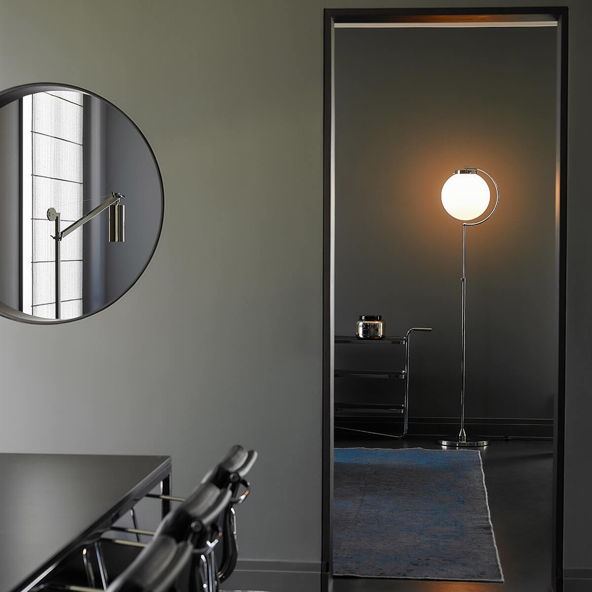 Tecnolumen DSL 23 Bauhaus Stehleuchte, Metall vernickelt, Schirm: Opalglas