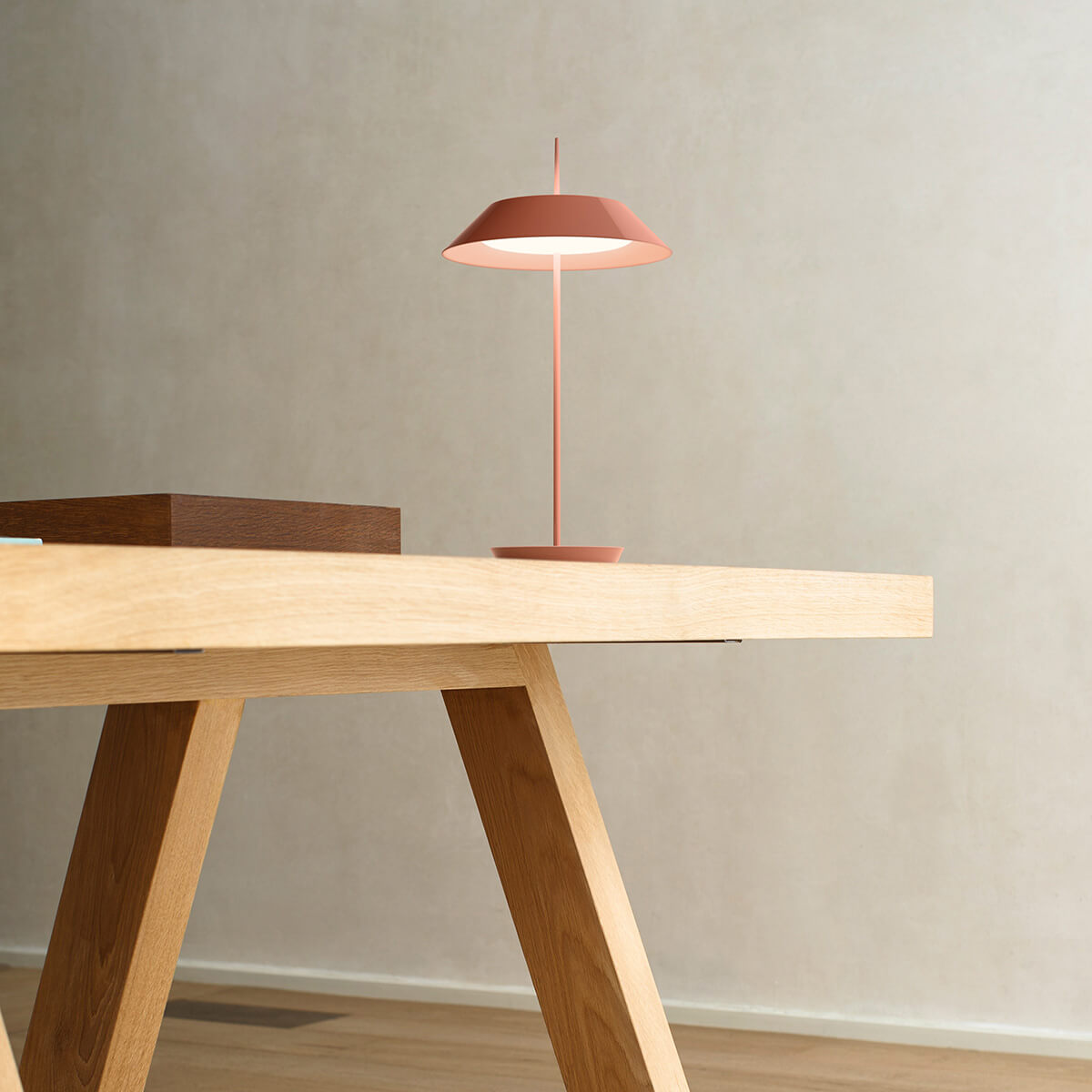 Vibia Mayfair Mini 5495 LED Akkuleuchte, dunkelrot