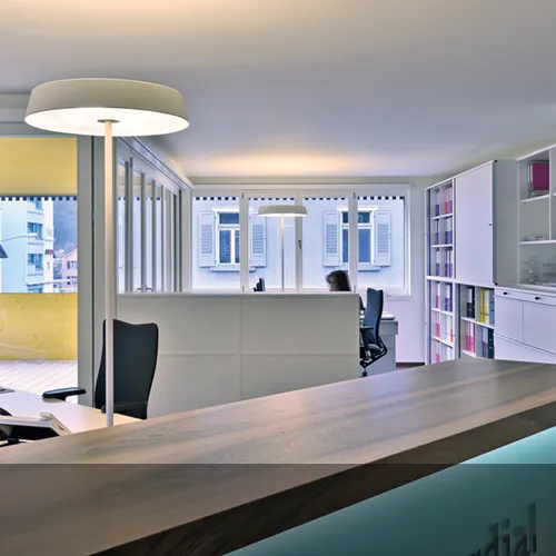Belux Stehleuchten mit indirektem Licht in modernem Büroambiente