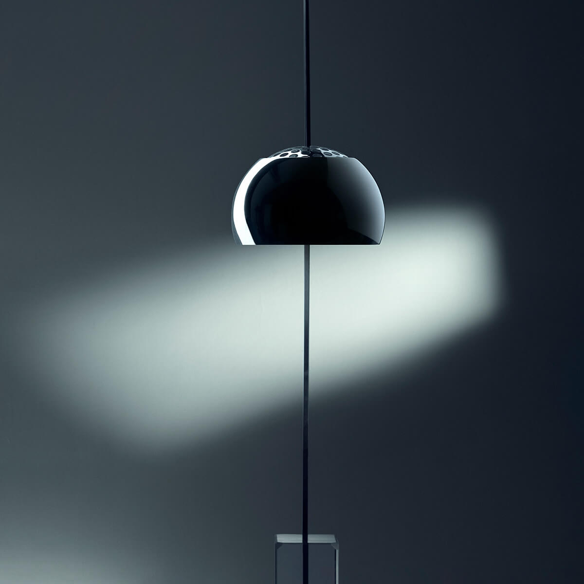 Flos Arco K 2022 Limited Edition Bogenleuchte, Edelstahl, Sockel: Kristallglas (©Mattia Balsamini)