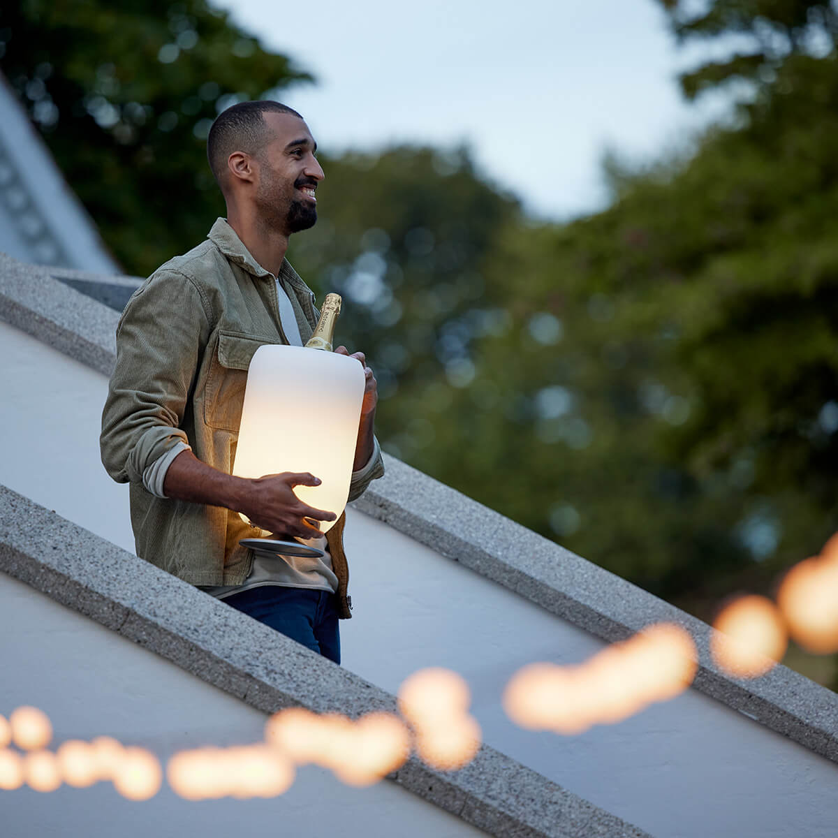 082-kooduu-atmos-led-akkuleuchte-bluetooth-lautsprecher-weinkuehler-aluminium-gebuerstet-ambiente-15-1200x1200 Kooduu Atmos LED Akkuleuchte, Bluetooth Lautsprecher & Weinkühler, Aluminium gebürstet