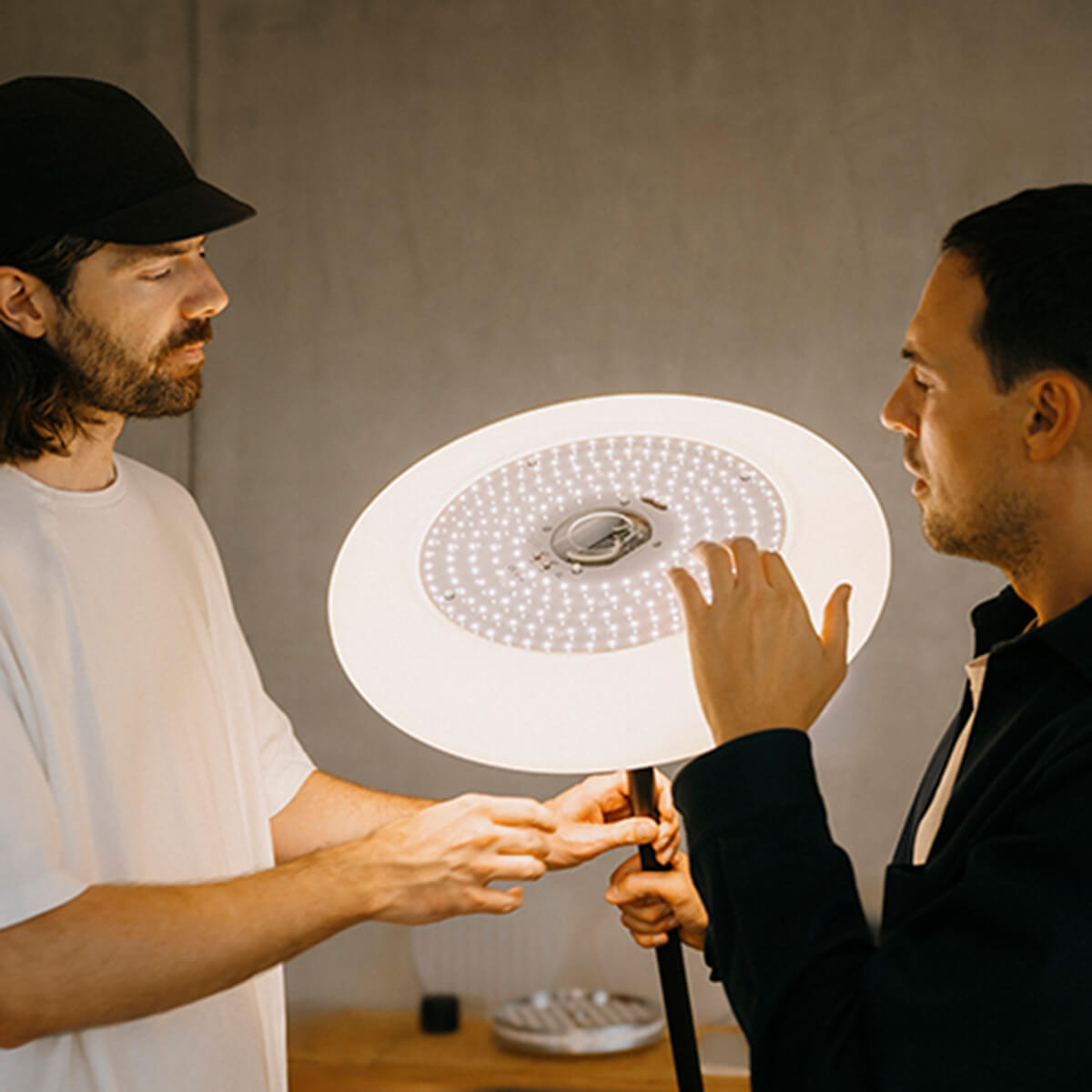 Belux Oto-10 LED Stehleuchte mit den Designern Philipp von Lintel und Joel Hoff