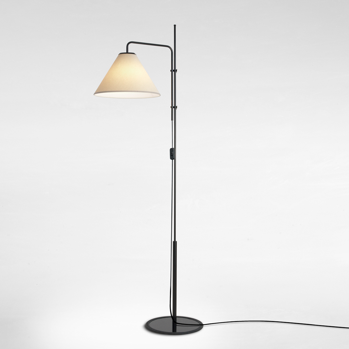 Marset Funiculí Fabric Stehleuchte, schwarz, Schirm: sand