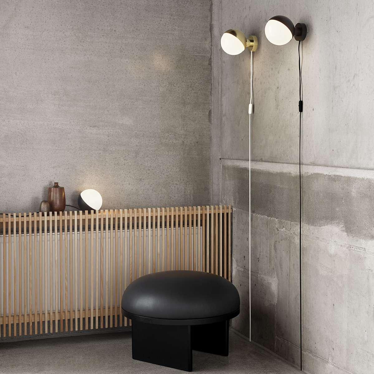Louis Poulsen VL Studio Wandleuchte, mit Kabel, schwarz matt und Messing gebürstet (eingeschaltet)