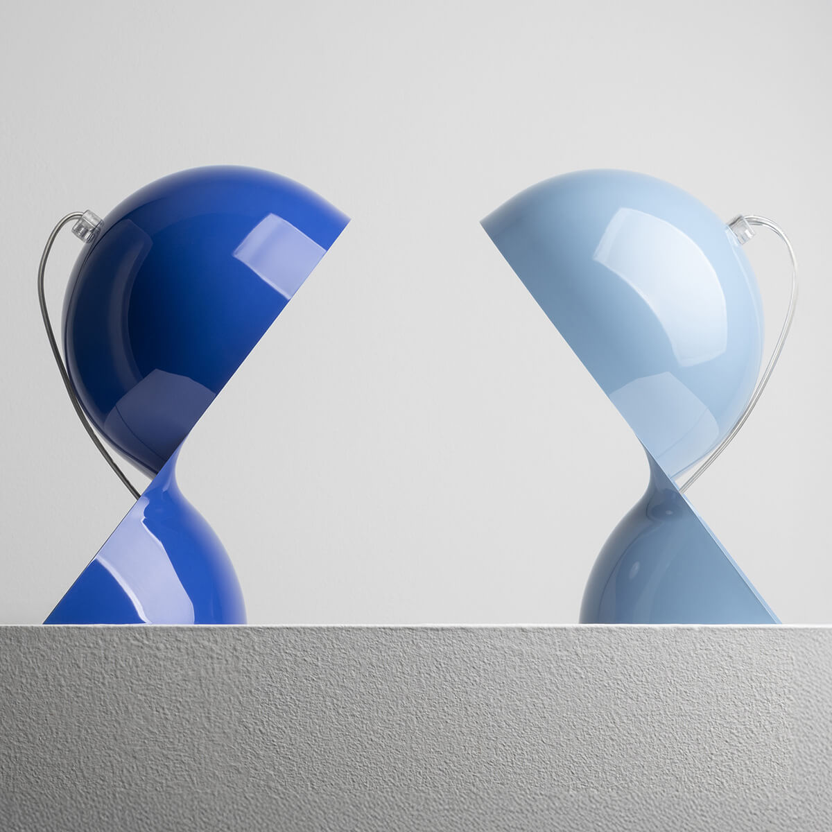 Artemide Dalù Tavolo, Klein blue (tiefblau) und hellblau)