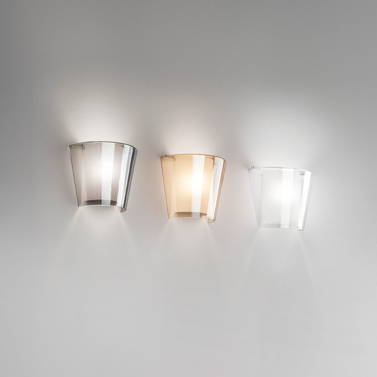 Fabas Luce Viki Wandleuchte, grau transparent, amber und transparent