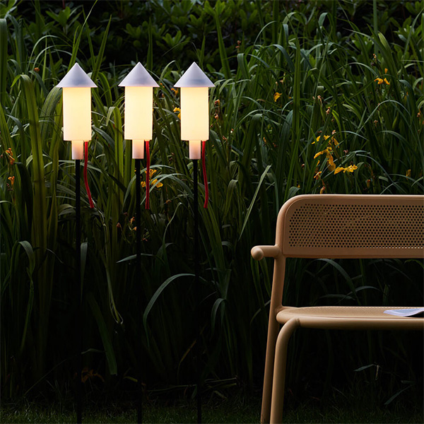 Fatboy Prêt a Racket Solarleuchte: solarbetriebene Außenlampe mit Erdspieß für den Garten im originellen Raketen-Design