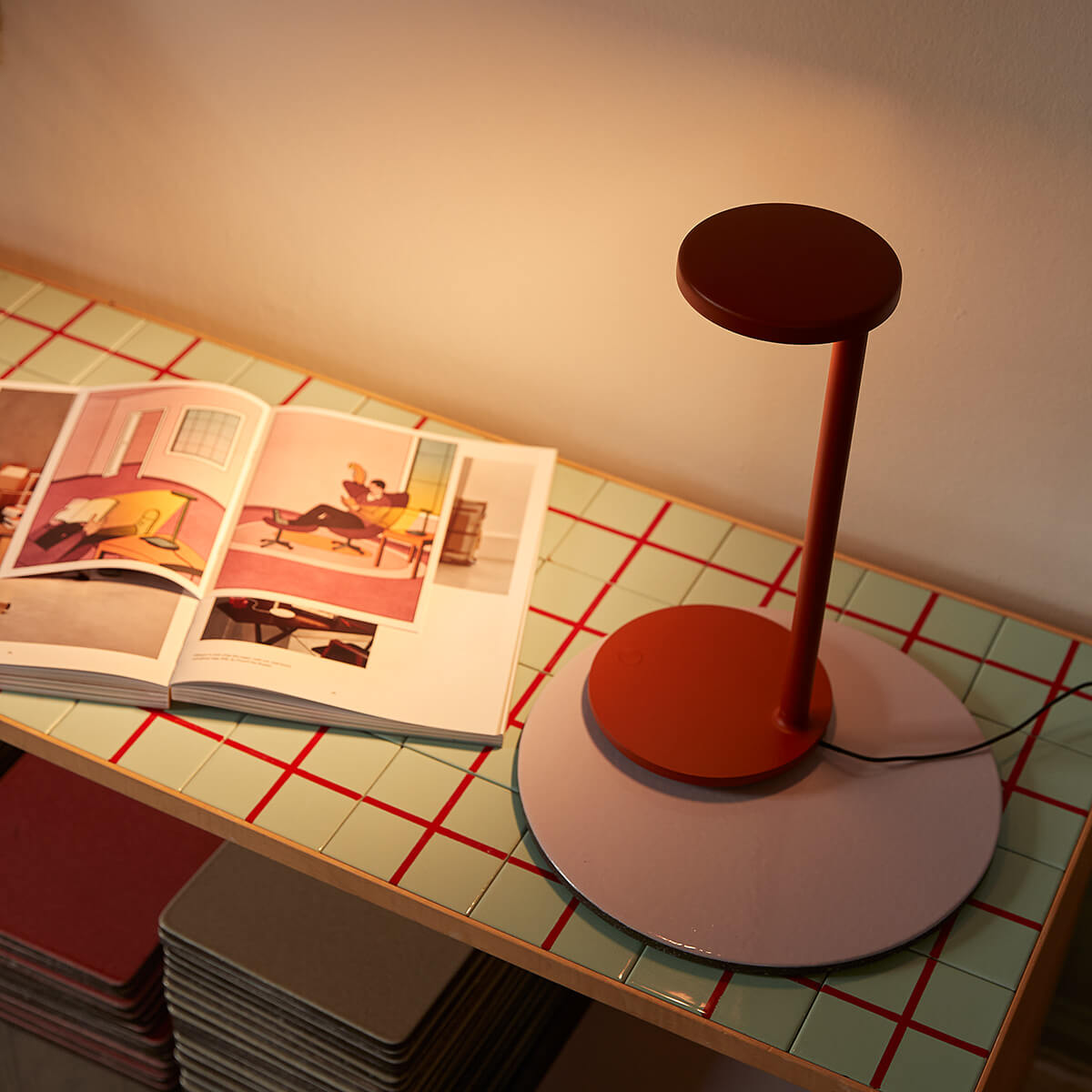 Flos Oblique LED Tischleuchte, rostrot matt (©Petra Kleis)