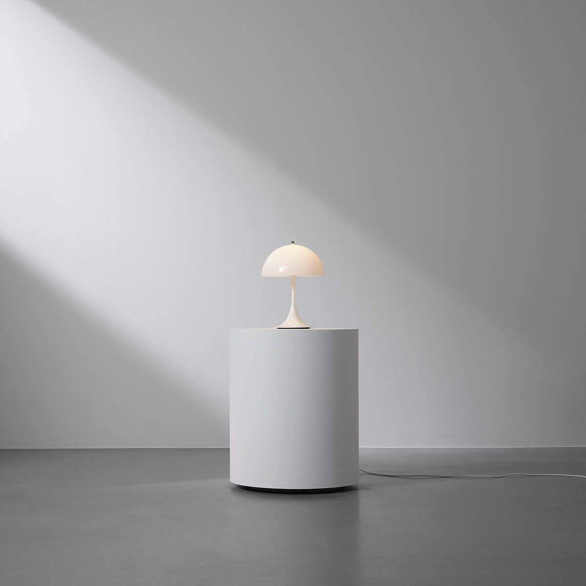 Louis Poulsen Panthella 250 Portable V2 LED Akkuleuchte, Acryl opalweiß – Design by Verner Panton