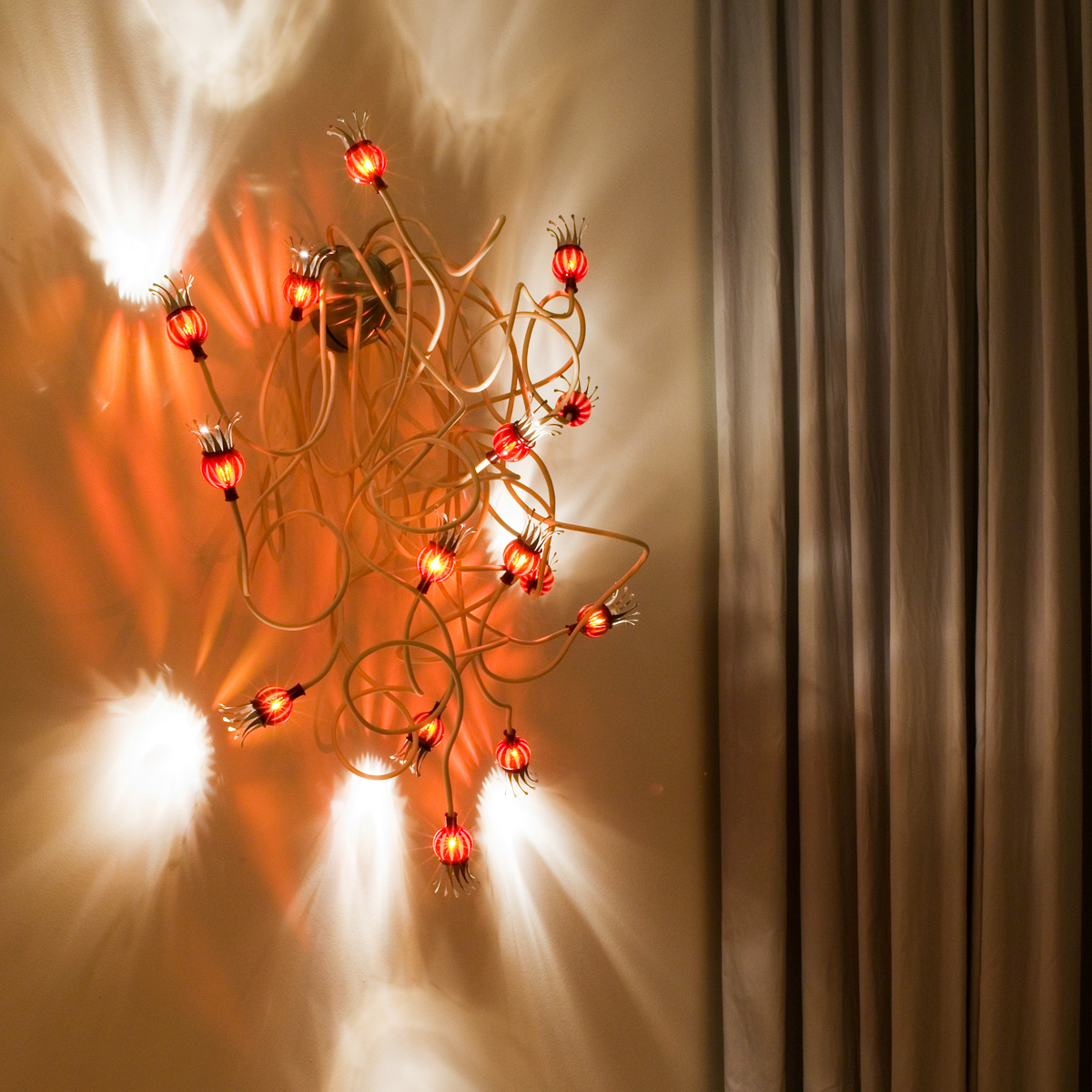 Serien.lighting Poppy Wall / Ceiling 15 Wand- / Deckenleuchte, Arme: beige, Schirme: rubinrot