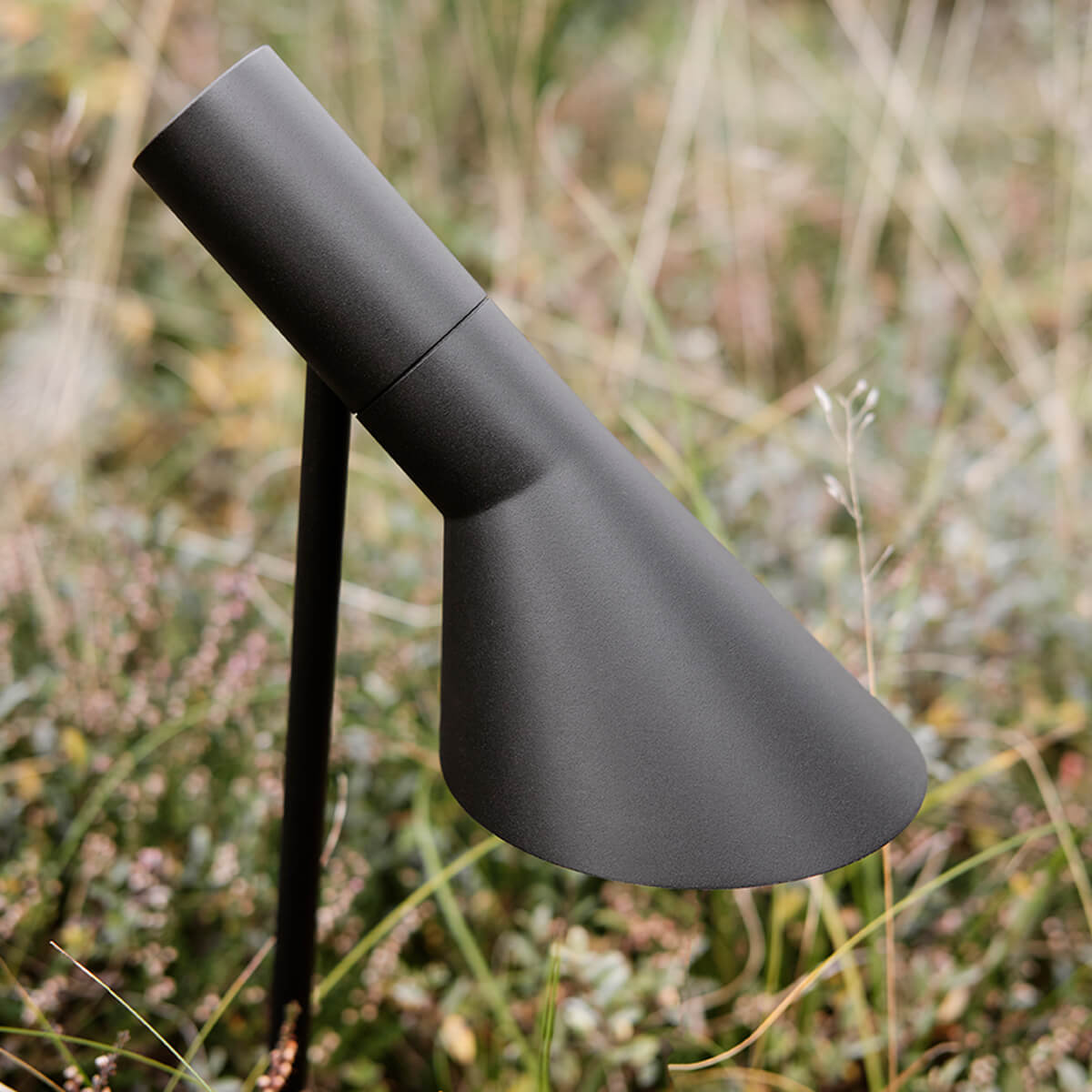 Louis Poulsen AJ Garden LED Pollerleuchte kurz, 3000 K, schwarz strukturiert