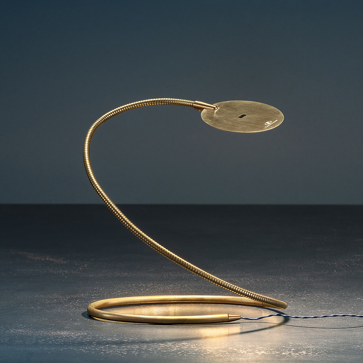 Catellani & Smith Herem T USB LED Tischleuchte, Messing (eingeschaltet) (Foto: Nava-Rapacchietta)