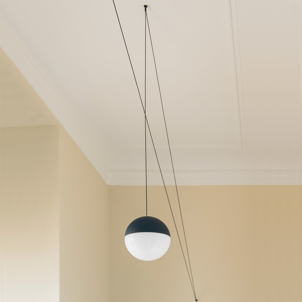 Flos String Light Sphere LED Pendelleuchte, schwarz (©Beppe Brancato)