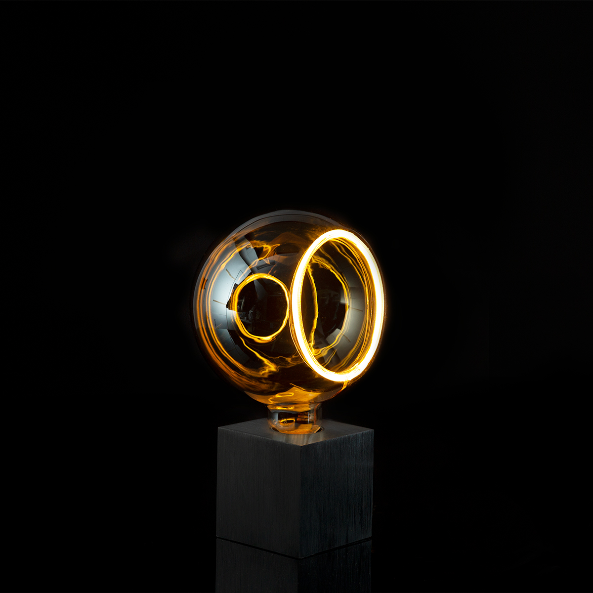 Segula LED Floating Globe 150 90° smokey grau E27, 6 W, 1900 K, dimmbar, mit Sompex Cubic Tischleuchte, schwarz (separat erhältlich) (©Leuchtenland.com)