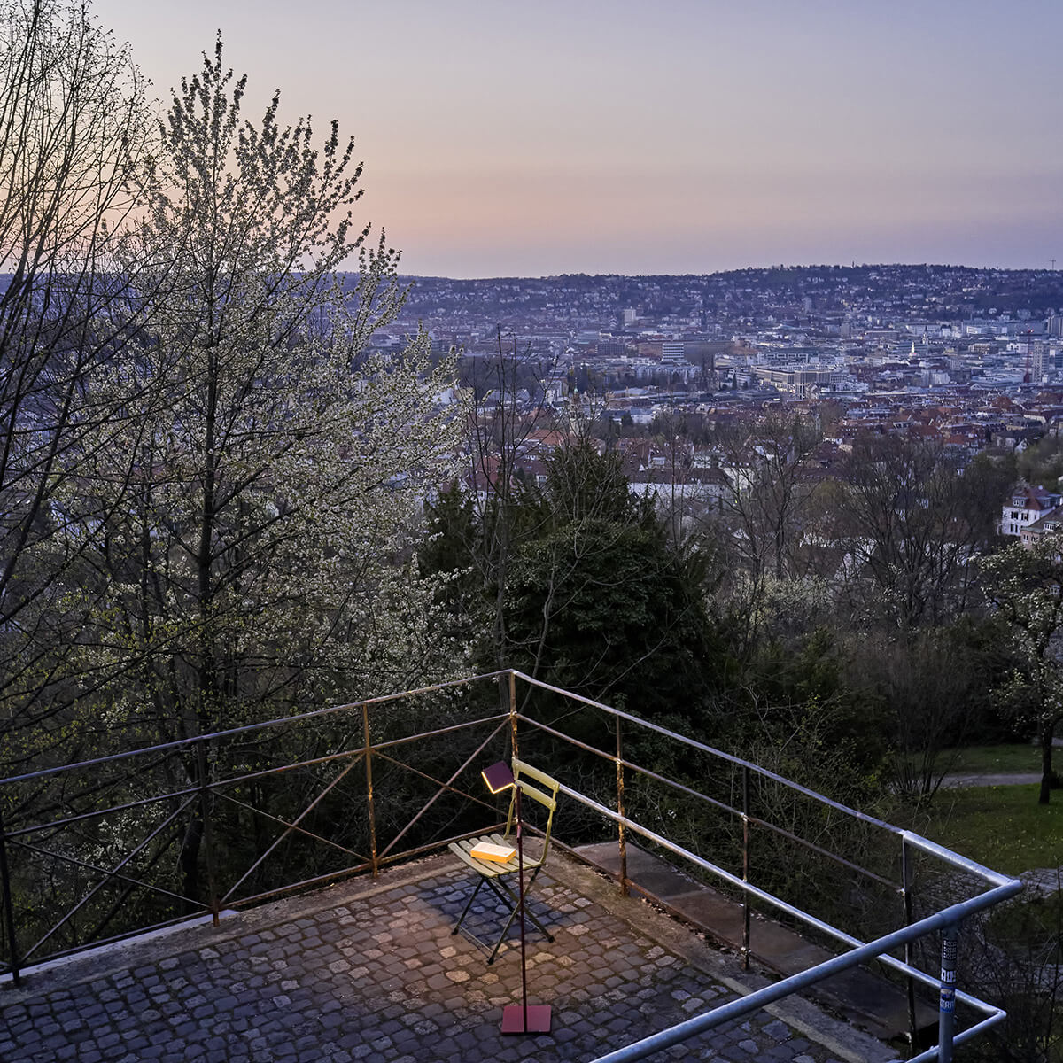 Nimbus Roxxane Leggera 101 CL LED Akkustehleuchte, rubinrot und graphitgrau matt (©Nimbus Group/Jürgen Pollak)