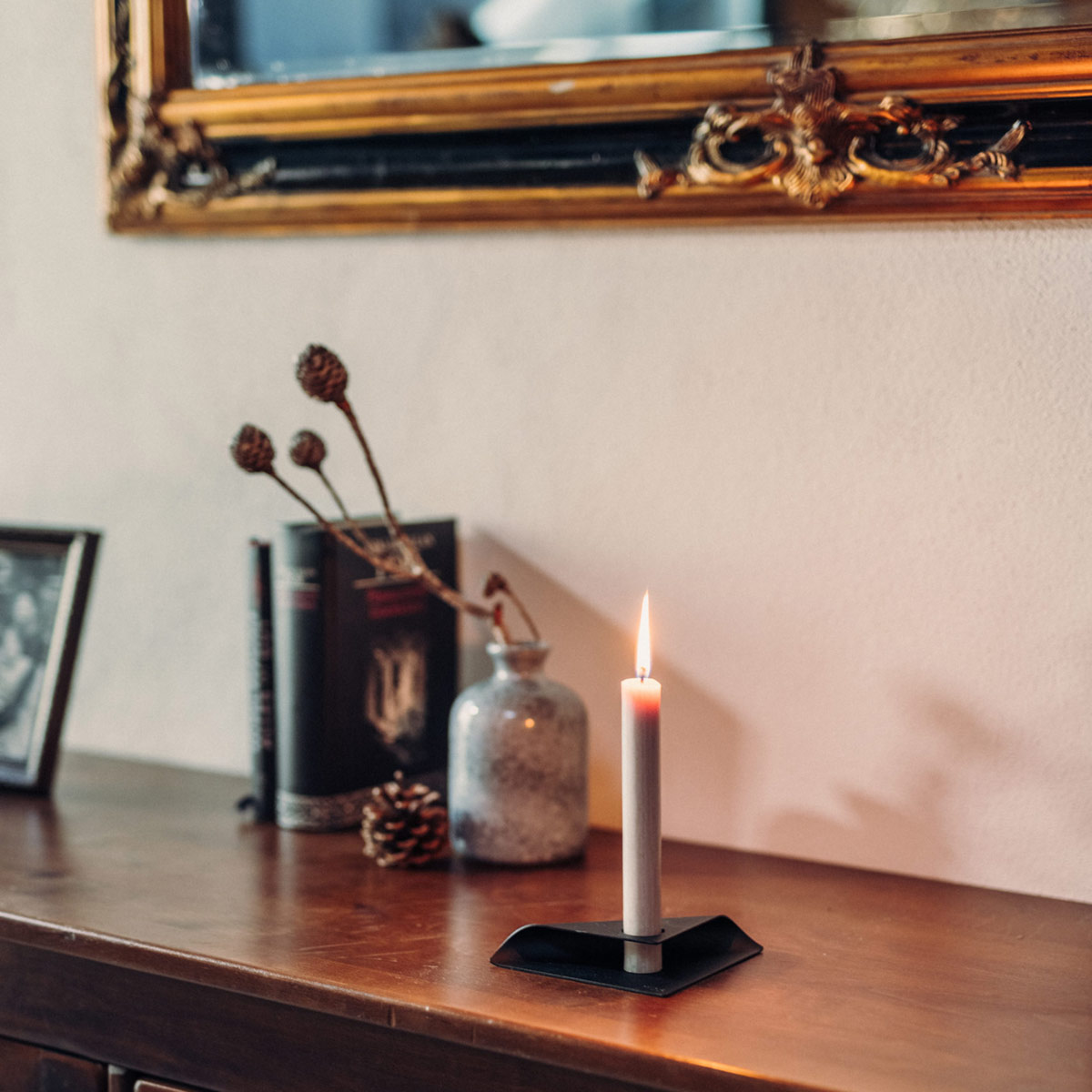 425-hoefats-square-candle-kerzenhalter-kerze-00365-schwarz-ambiente-01-1200x1200 Höfats Square Candle Kerzenhalter, schwarz, mit Kerze (nicht inbegriffen)