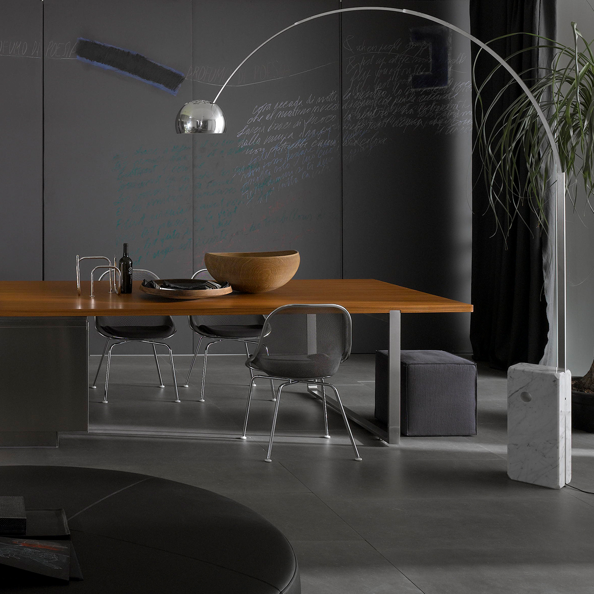 Flos Arco LED Bogenleuchte, Edelstahl, Sockel: Marmor (©Gionata Xerra)