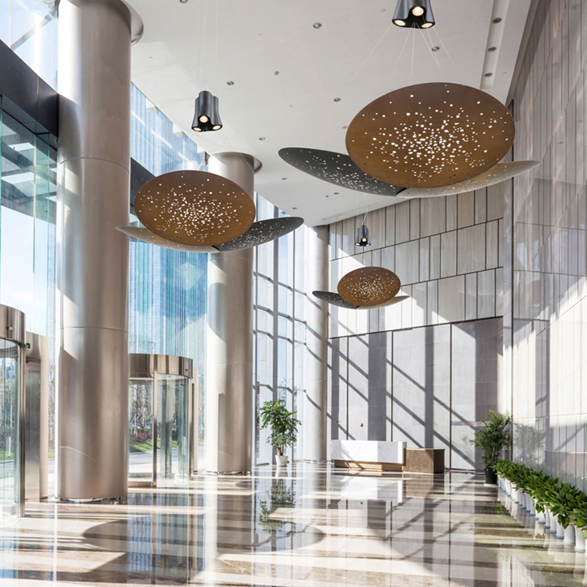 Fabbian Lens Pendelleuchte, 3-flg., Ø: 60 cm, rostfarben, Ambiente