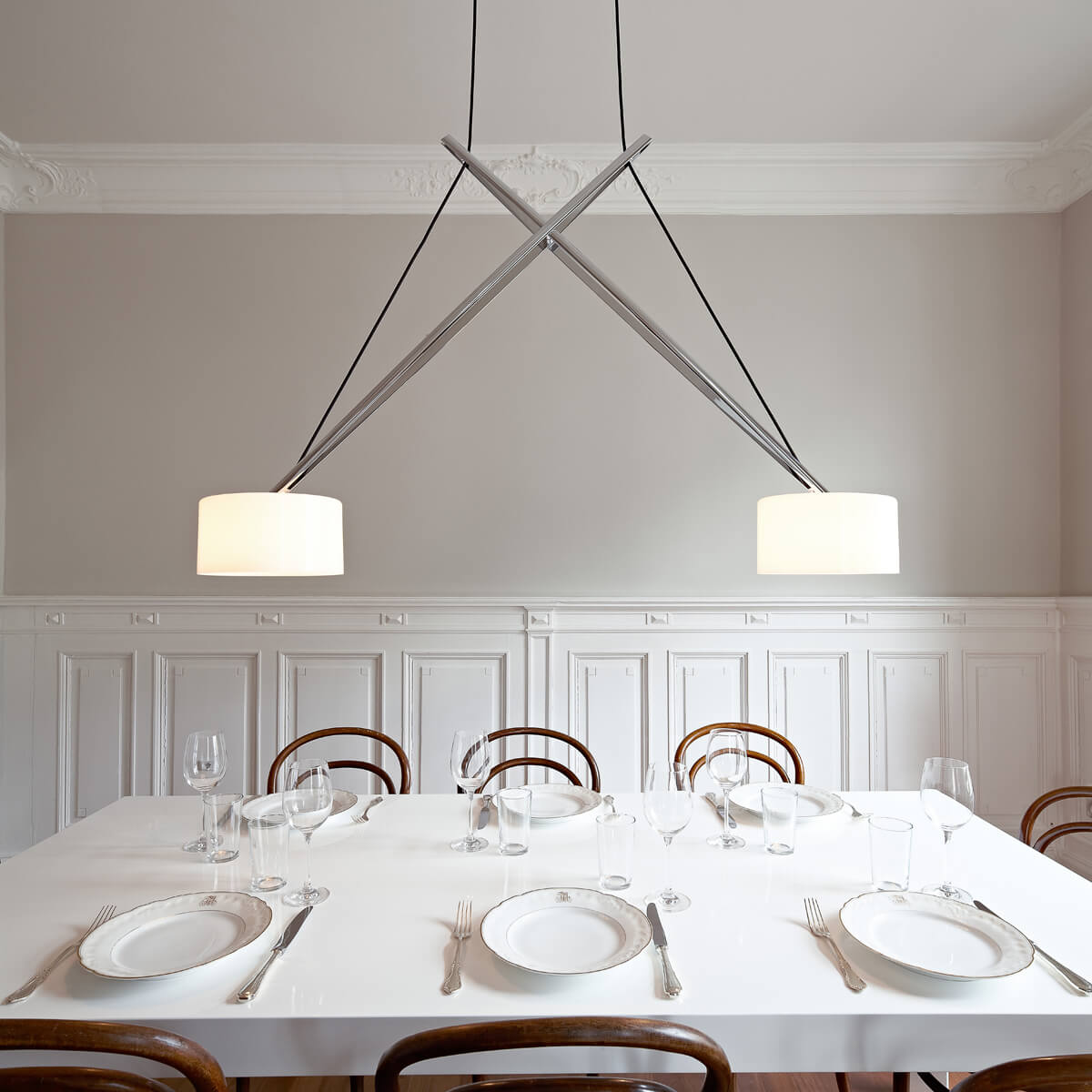 Serien.lighting Twin Suspension, Chrom, Schirme: Acrylglas (©Ingmar Kurth)
