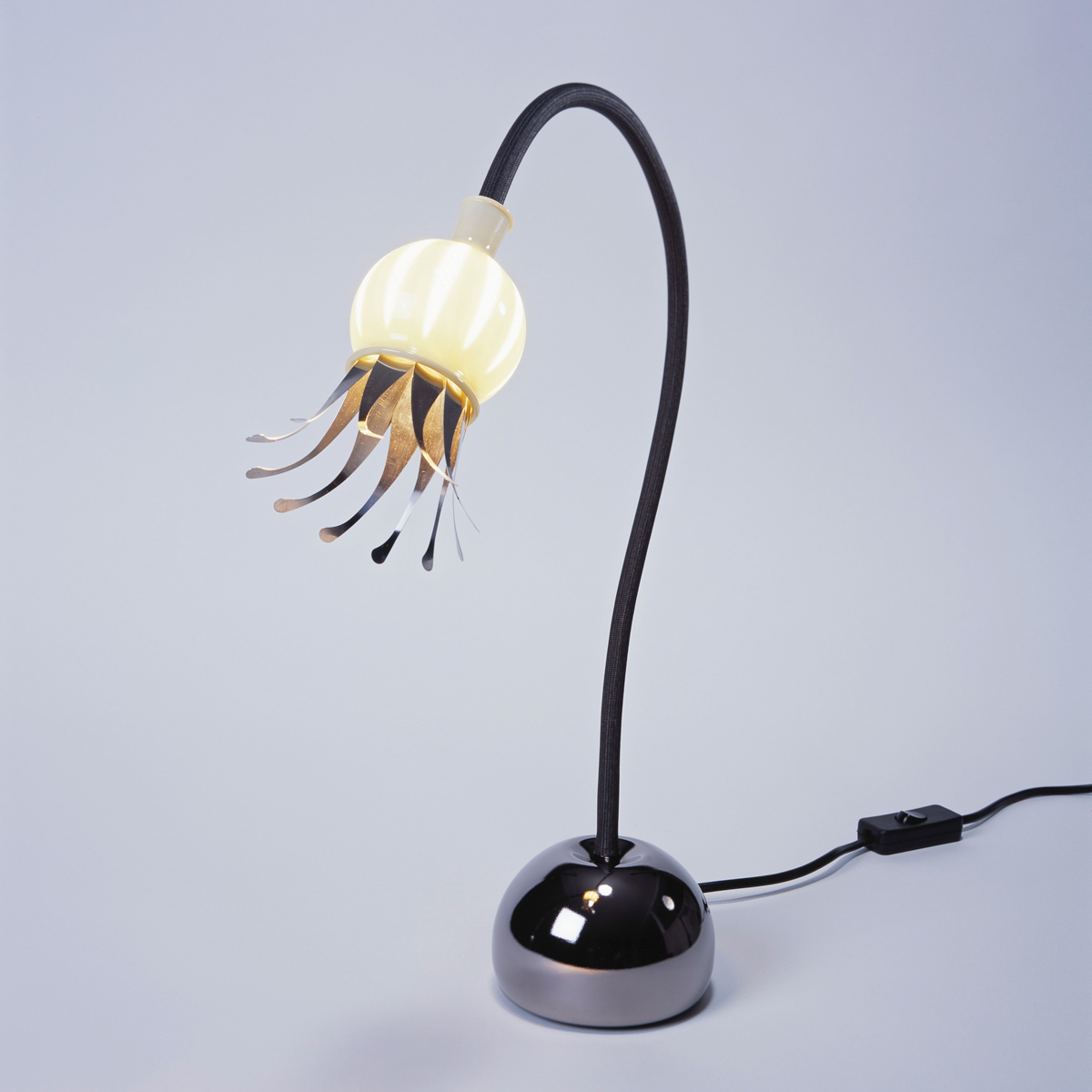 Serien.lighting Poppy Table Tischleuchte, Schirm: Keramik, Arm: schwarz