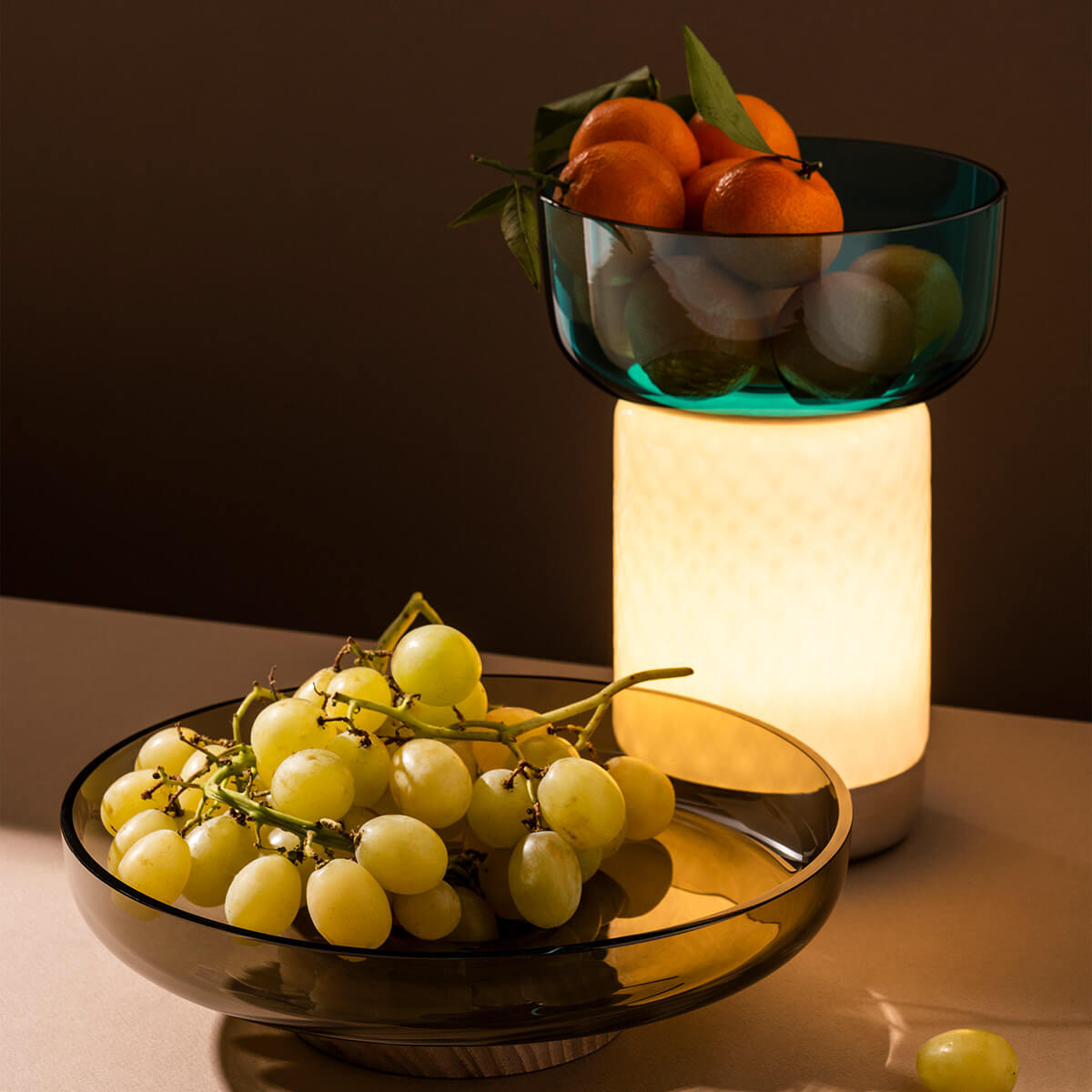 Artemide Bontà Portable LED Akkuleuchte mit Bontà Glasteller, türkis (Leuchte separat erhältlich)