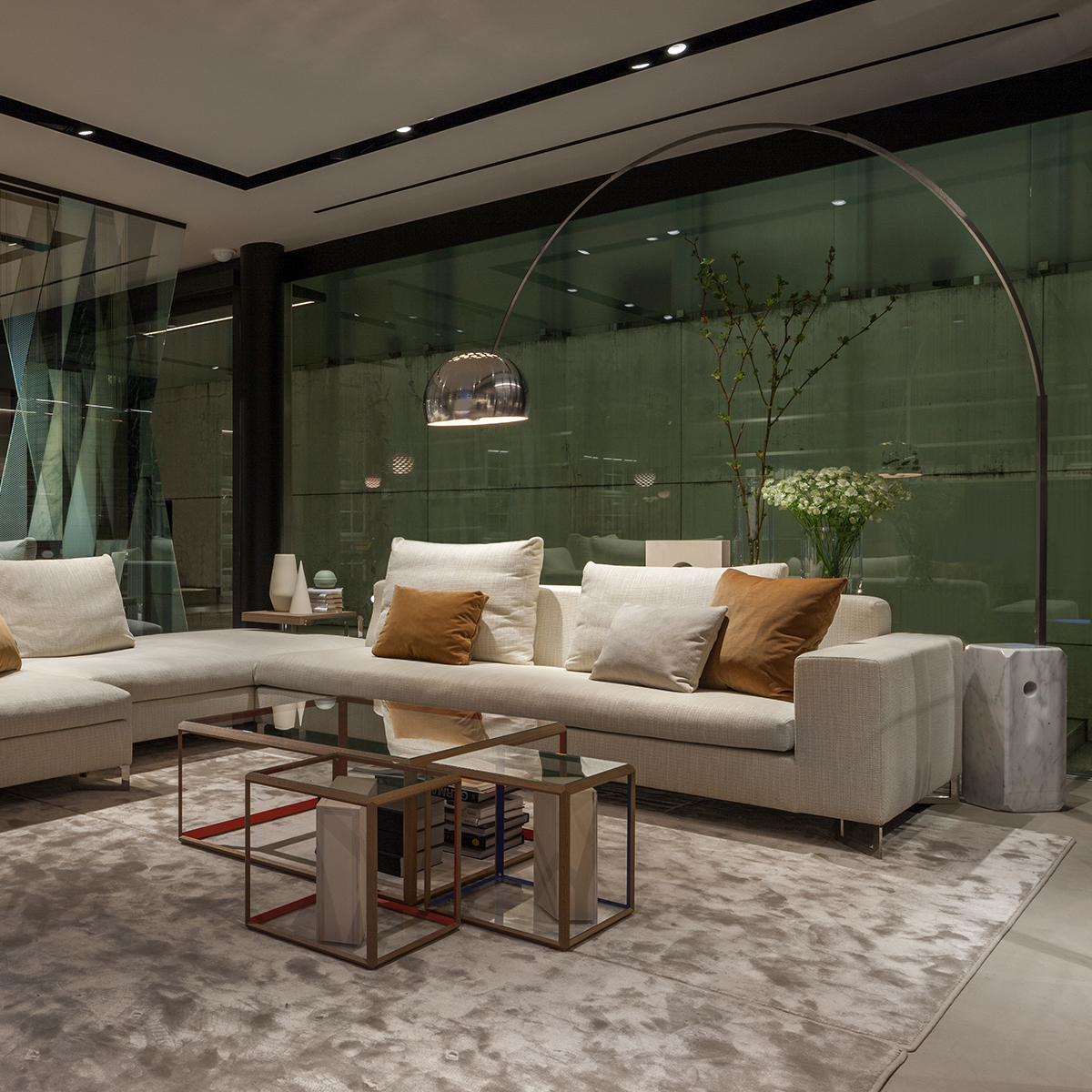 Flos Arco Bogenleuchte, Edelstahl, Sockel: Marmor (©Courtesy Molteni)