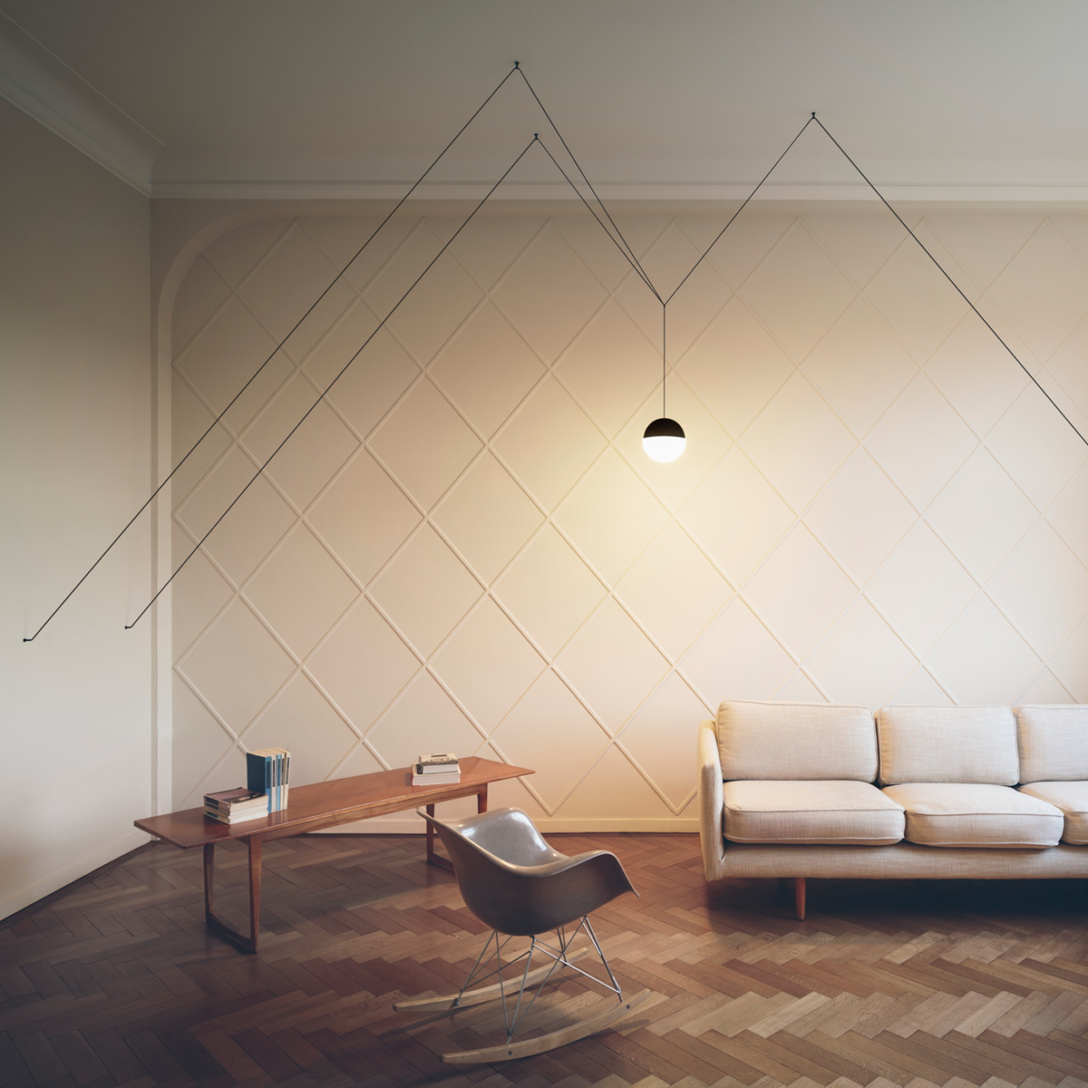 Flos String Light Sphere LED Pendelleuchte, schwarz, mit String Light Fußschalter und zusätzlichem Anschlusskabel, schwarz (als Zubehör erhältlich) (©Beppe Brancato)