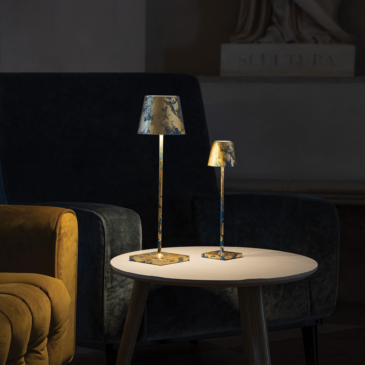 Zafferano AiLati Poldina Pro LED Akkuleuchte, avio blau / Blattgold mit Craquelé, und Poldina Micro Pro LED Akkuleuchte, Capri blau / Blattgold mit Craquelé