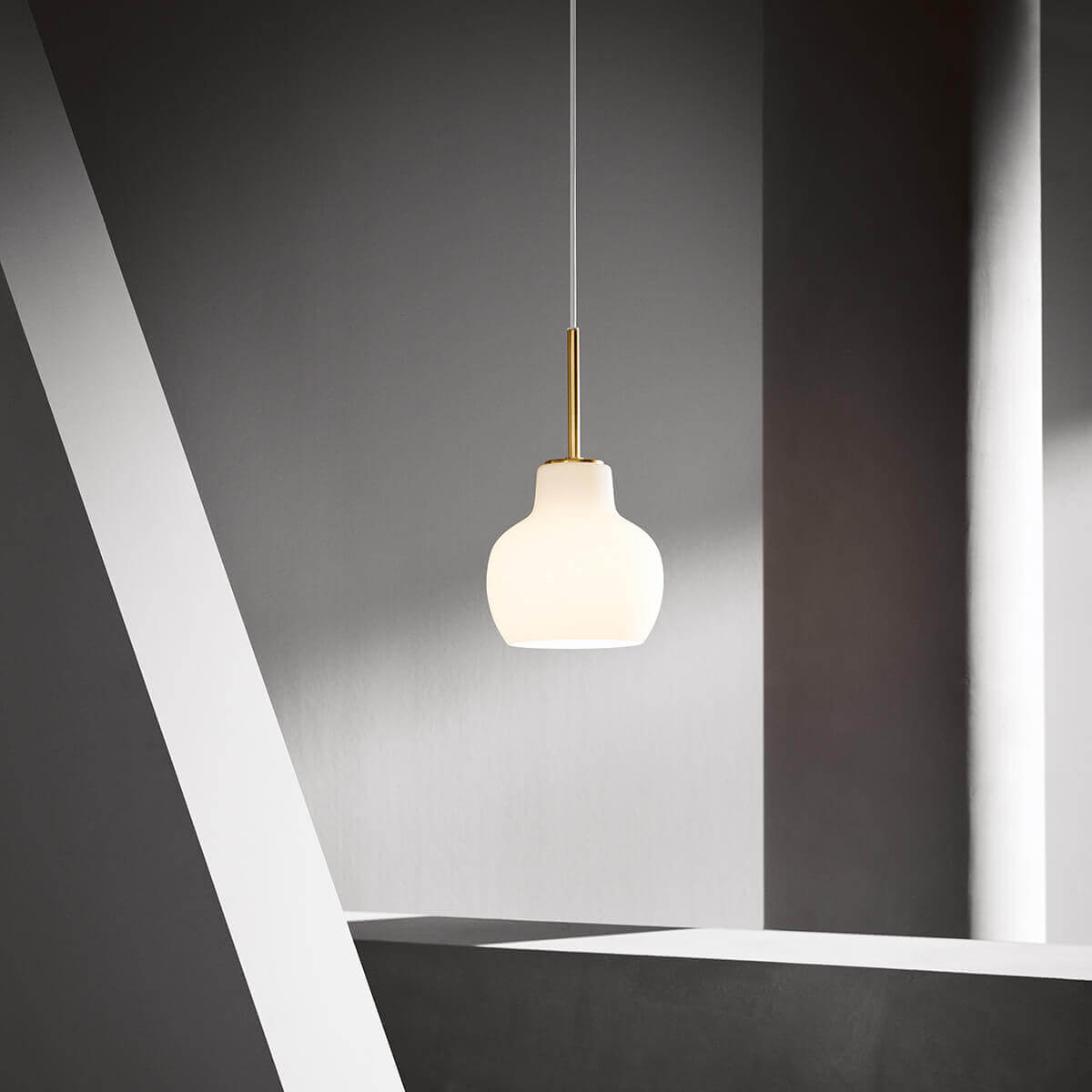 Louis Poulsen VL Ring Crown 1 Pendelleuchte, Messing / Opalglas