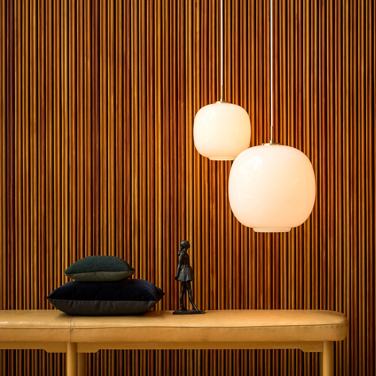 Louis Poulsen VL 45 Radiohus Pendelleuchte, Ø: 17,5 cm und Ø: 37 cm, Opalglas weiß