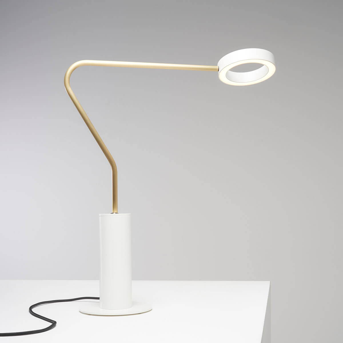 Zava Meta LED Tischleuchte, weiß / Messing satiniert