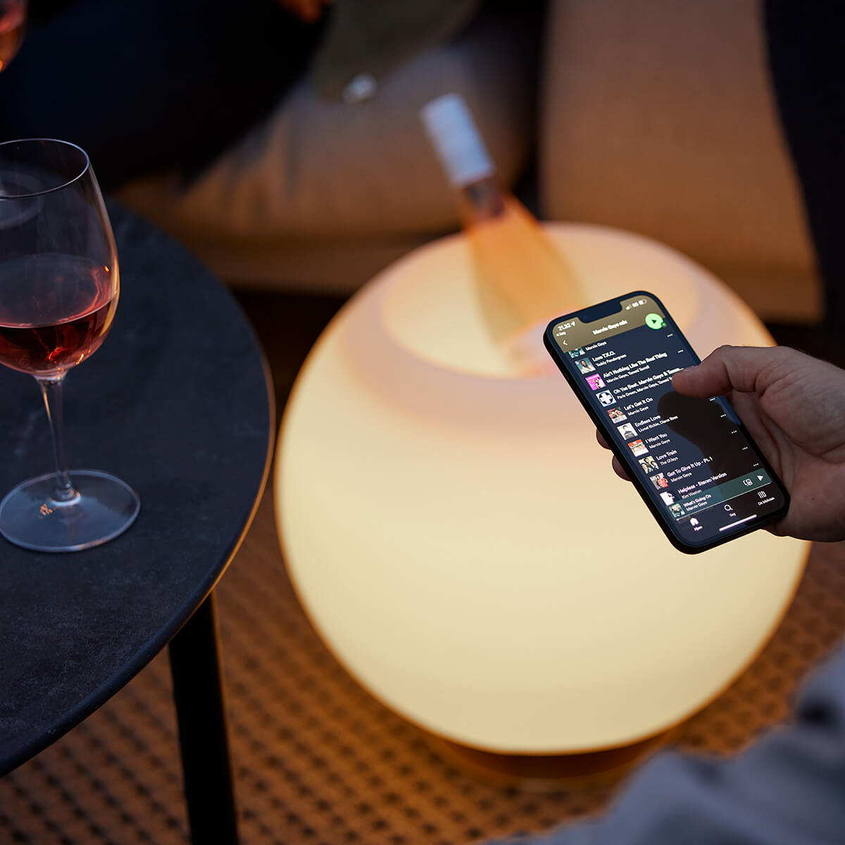 Kooduu Sphere LED Akkuleuchte, Bluetooth Lautsprecher & Weinkühler, Messing, Streamen von Musik via Bluetooth