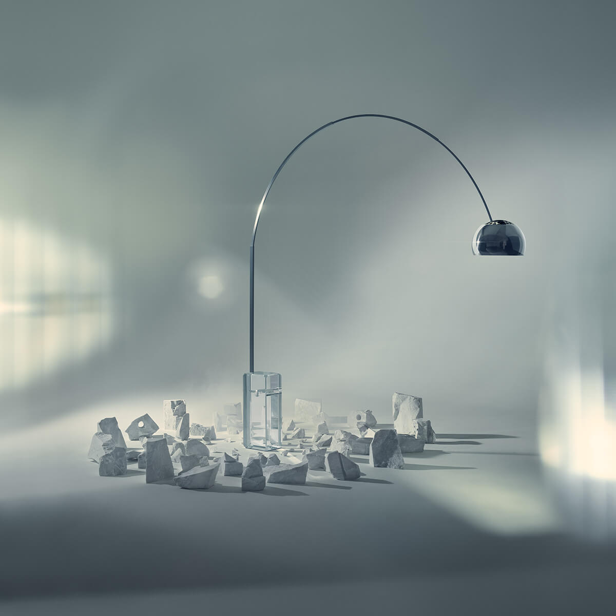 Flos Arco K 2022 Limited Edition Bogenleuchte, Edelstahl, Sockel: Kristallglas (©Mattia Balsamini)