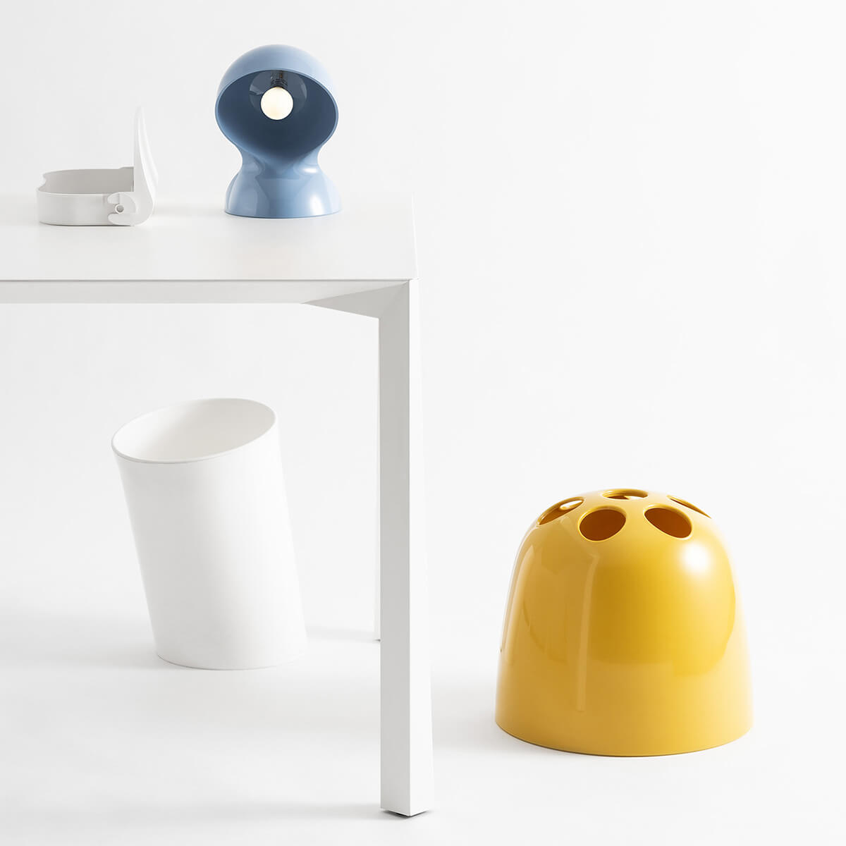 Artemide Dalù Tavolo, hellblau, und Artemide Dedalo Schirmständer