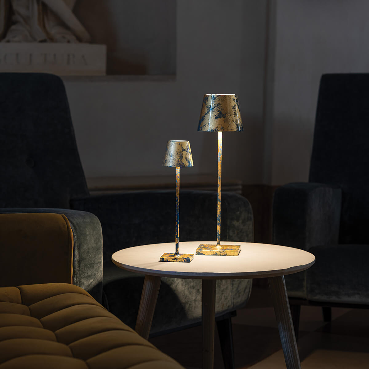 Zafferano AiLati Poldina Pro LED Akkuleuchte, avio blau / Blattgold mit Craquelé, und Poldina Micro Pro LED Akkuleuchte, Capri blau / Blattgold mit Craquelé