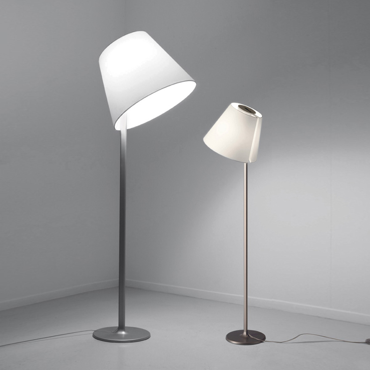 Artemide Melampo Mega Terra in Aluminiumgrau und Melampo Terra in Bronze / écru