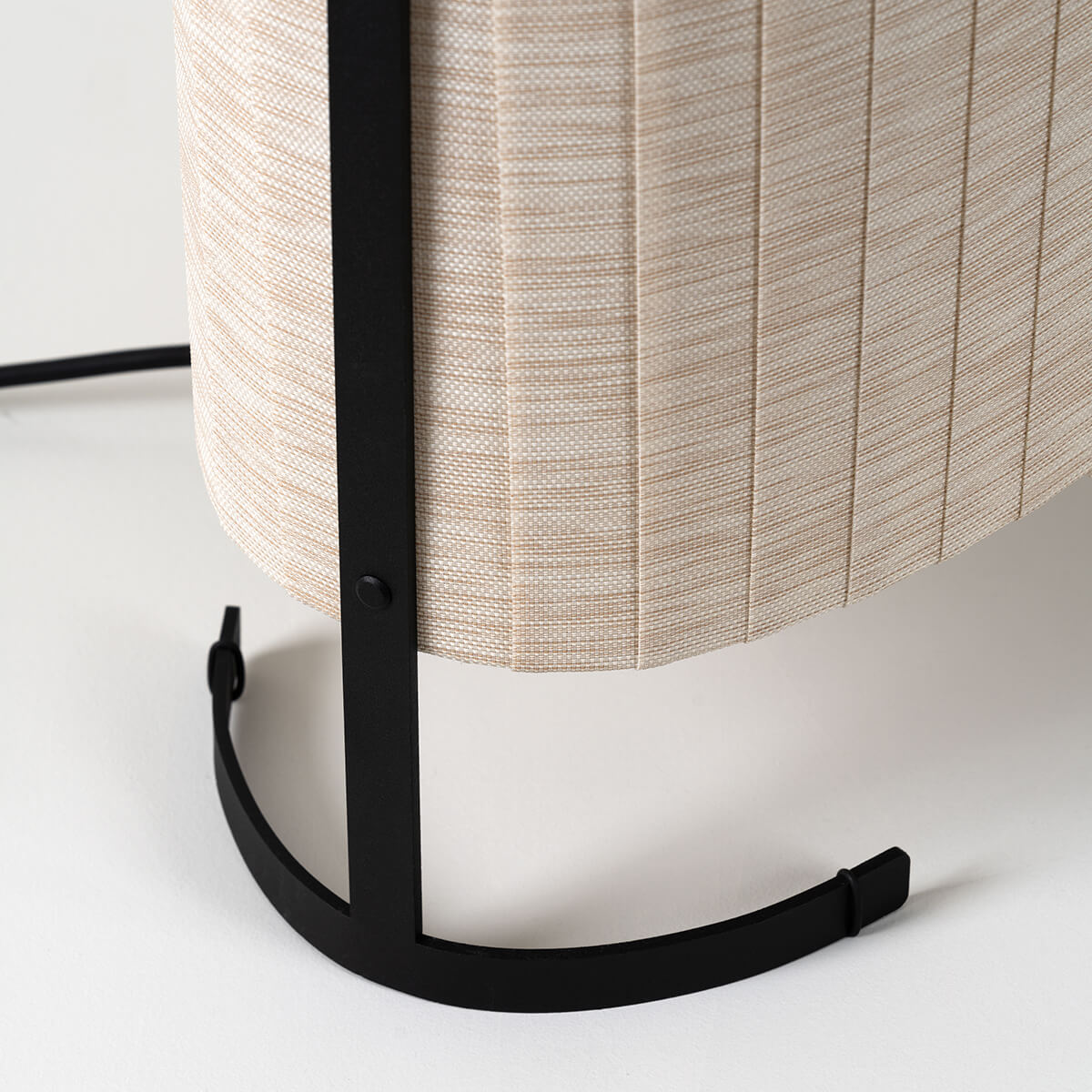 Milan Amid Tisch- / Steh- / Bodenleuchte, beige / schwarz matt, Detailbild des Standfußes