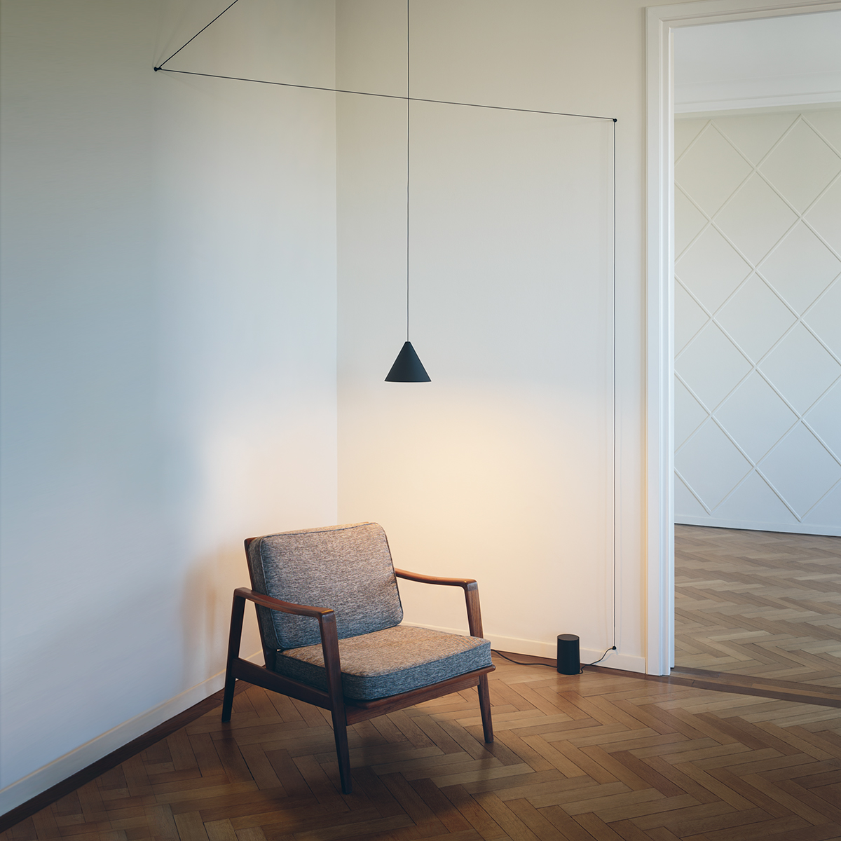 Flos String Light Cone LED Pendelleuchte, App Control, schwarz, mit String Light Fußschalter, schwarz (als Zubehör erhältlich) (©Beppe Brancato)