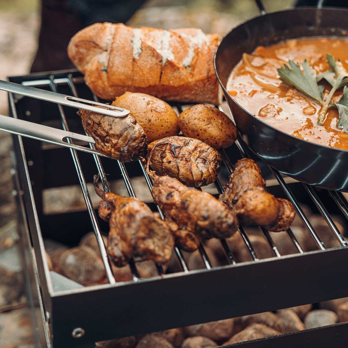 Höfats Crate Grillrost, Stahl verchromt, mit dem Crate Feuerkorb, Grill & Hocker, Corten-Stahl (separat erhältlich)