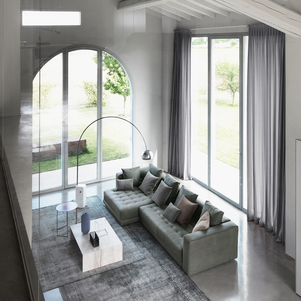 Flos Arco Bogenleuchte, Edelstahl, Sockel: Marmor (©Courtesy Porro)