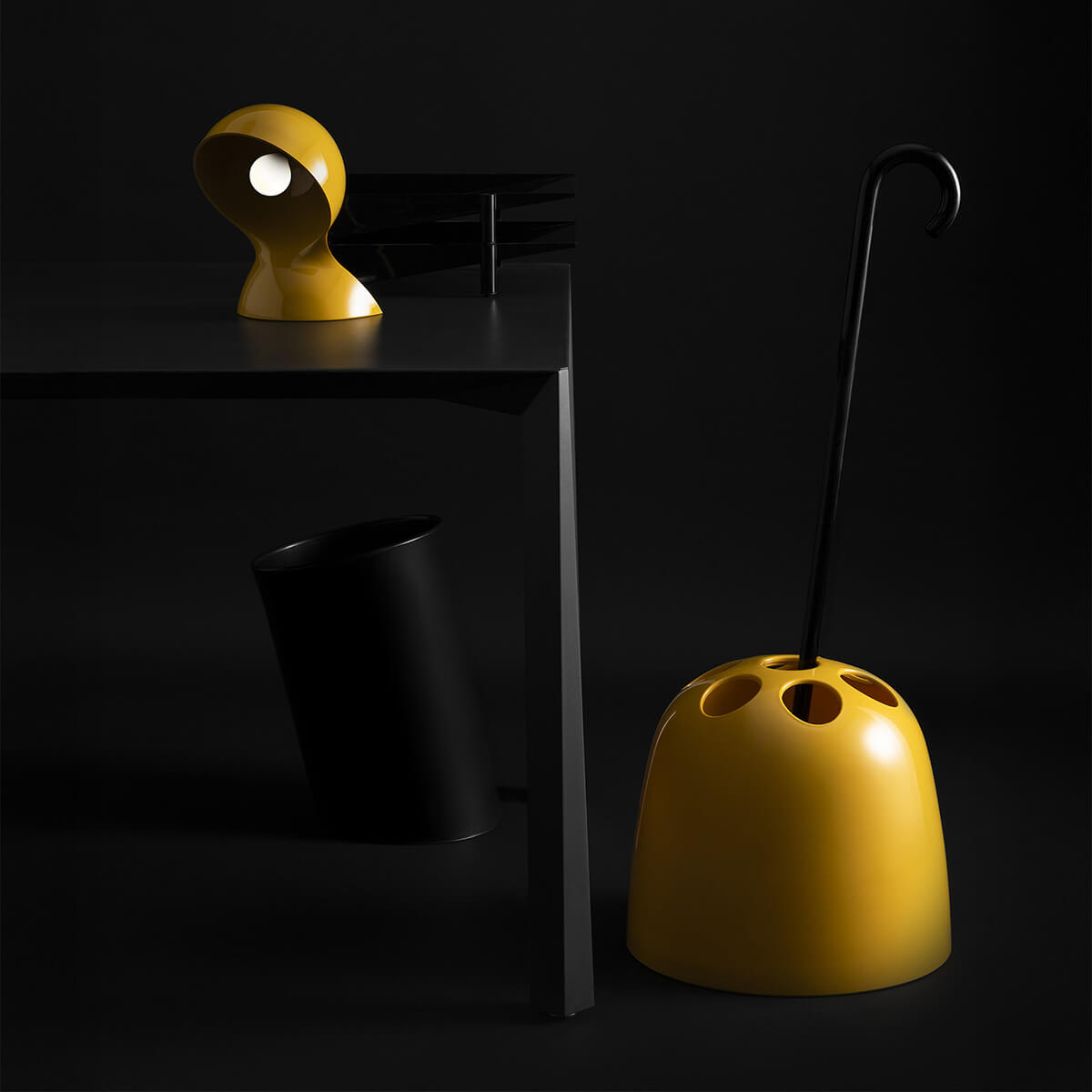 Artemide Dalù Tavolo, gelb, und Artemide Dedalo Schirmständer