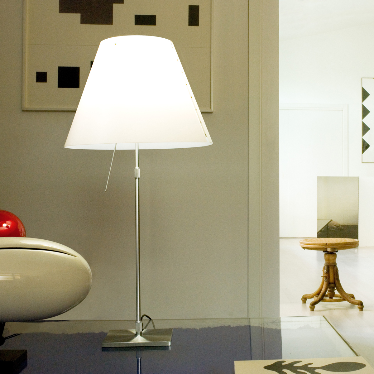 Luceplan Costanza Tavolo Teleskop mit Touchdimmer, Alu, Schirm: weiß (eingeschaltet)