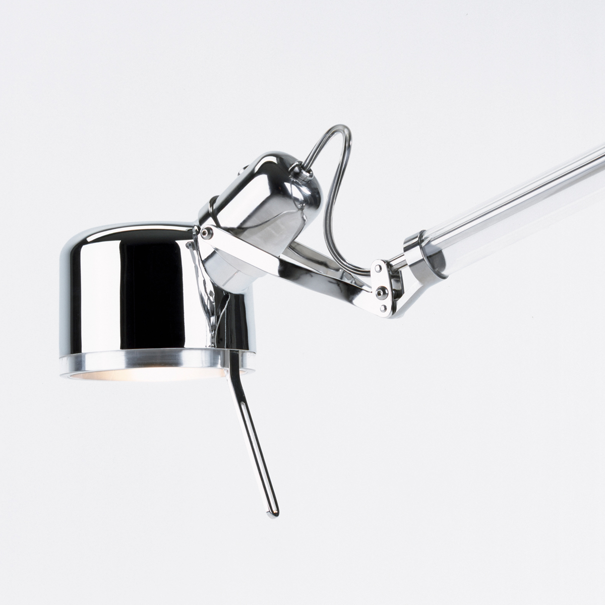 Serien.lighting Job Table LED Tischleuchte, Edelstahl poliert, mit Sockel